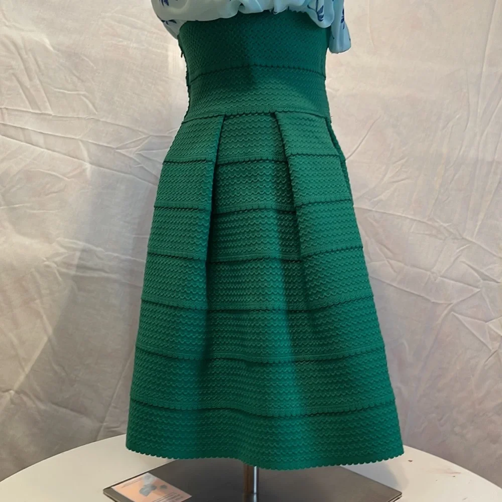 Green skirt - Picture 2 of 7